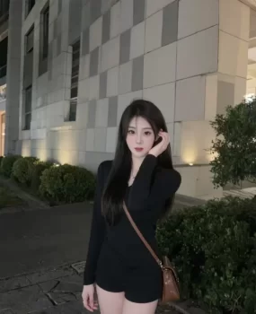 巨乳身材非常棒的小美女