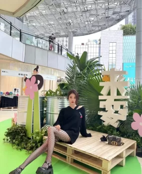 情趣制服渔网袜美容院的小御姐良家碧玉会玩