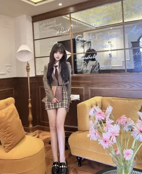 校园艺术系甜美风JK制服妹子20多出头