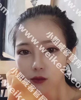 一个瘦瘦小小的小姐姐