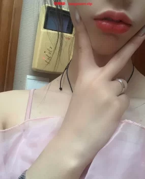 如愿见到小妹,一副乖乖的女的模样,叫着哥哥软萌萌的。看年纪20岁出点头,三丝袜,皮肤白皙,五官端庄,曲线点个赞,前凸后翘